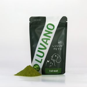 Grüner Luvano Pouchbag mit dem Ergänzungsfuttermittel Fell Well Pulver für Hunde und grünem Pulver daneben
