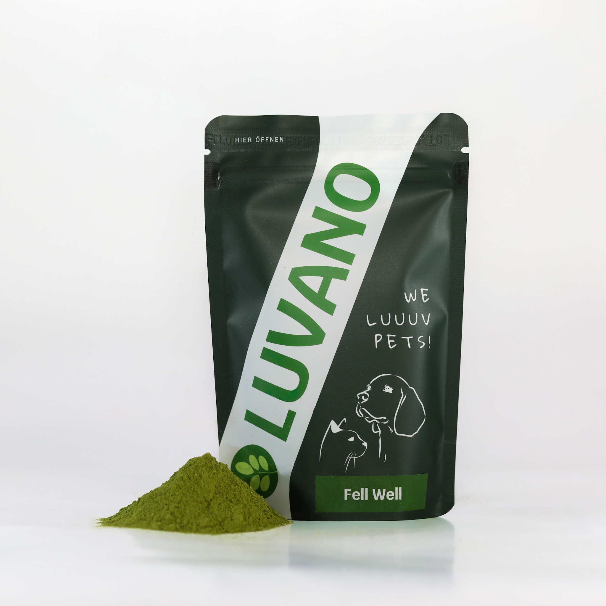 Grüner Luvano Pouchbag mit dem Ergänzungsfuttermittel Fell Well Pulver für Hunde und grünem Pulver daneben