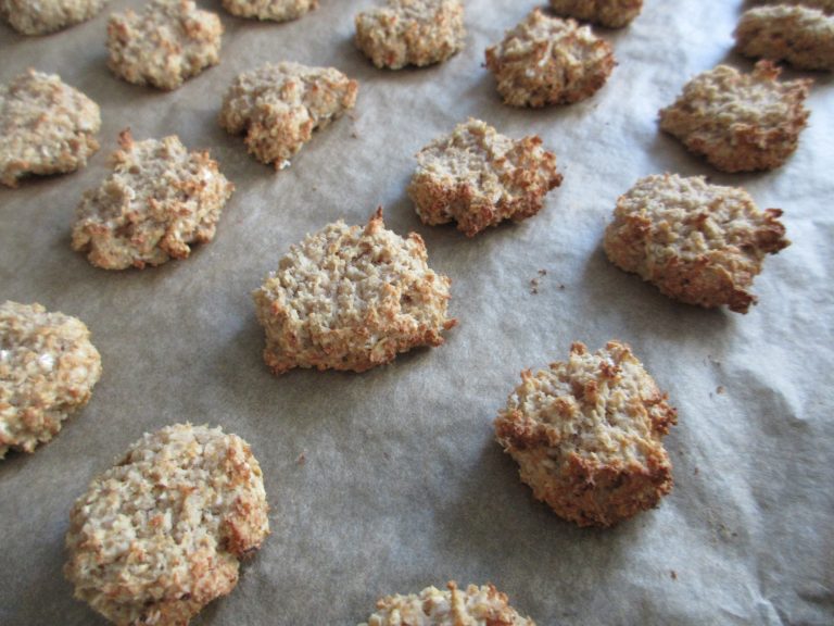 Selbstgemachte Hundekekse auf Backpapier nach dem Backen