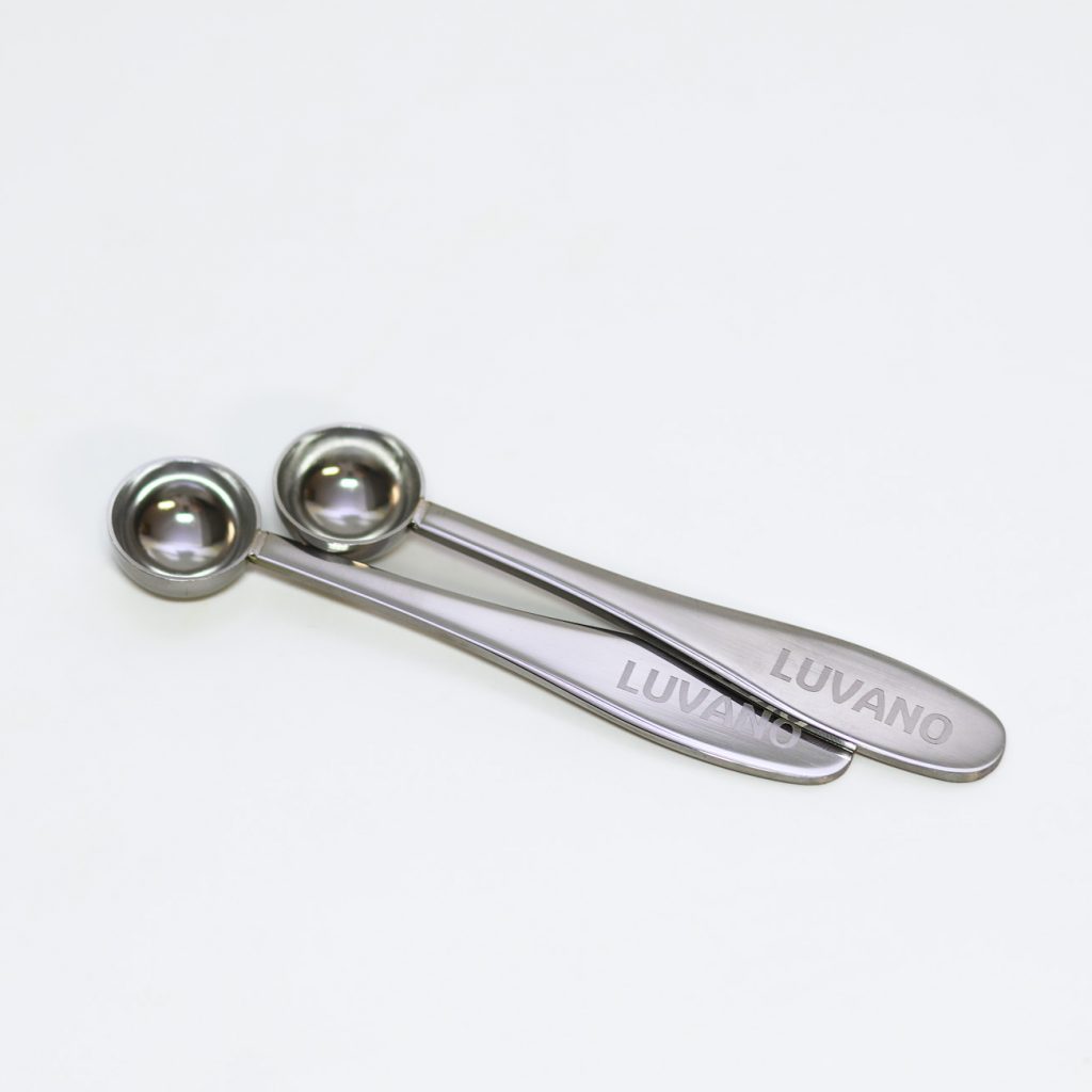 Zwei Edelstahl-Dosierlöffel von Luvano mit Logo zur präzisen Portionierung von Ergänzungsfuttermitteln für Hunde