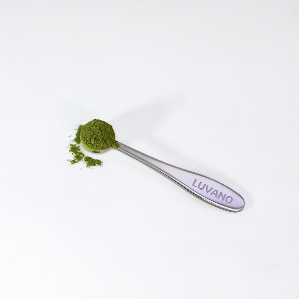 Luvano Dosierlöffel mit grünem Pulver zur genauen Dosierung von Ergänzungsfuttermittel-Pulver für Hunde
