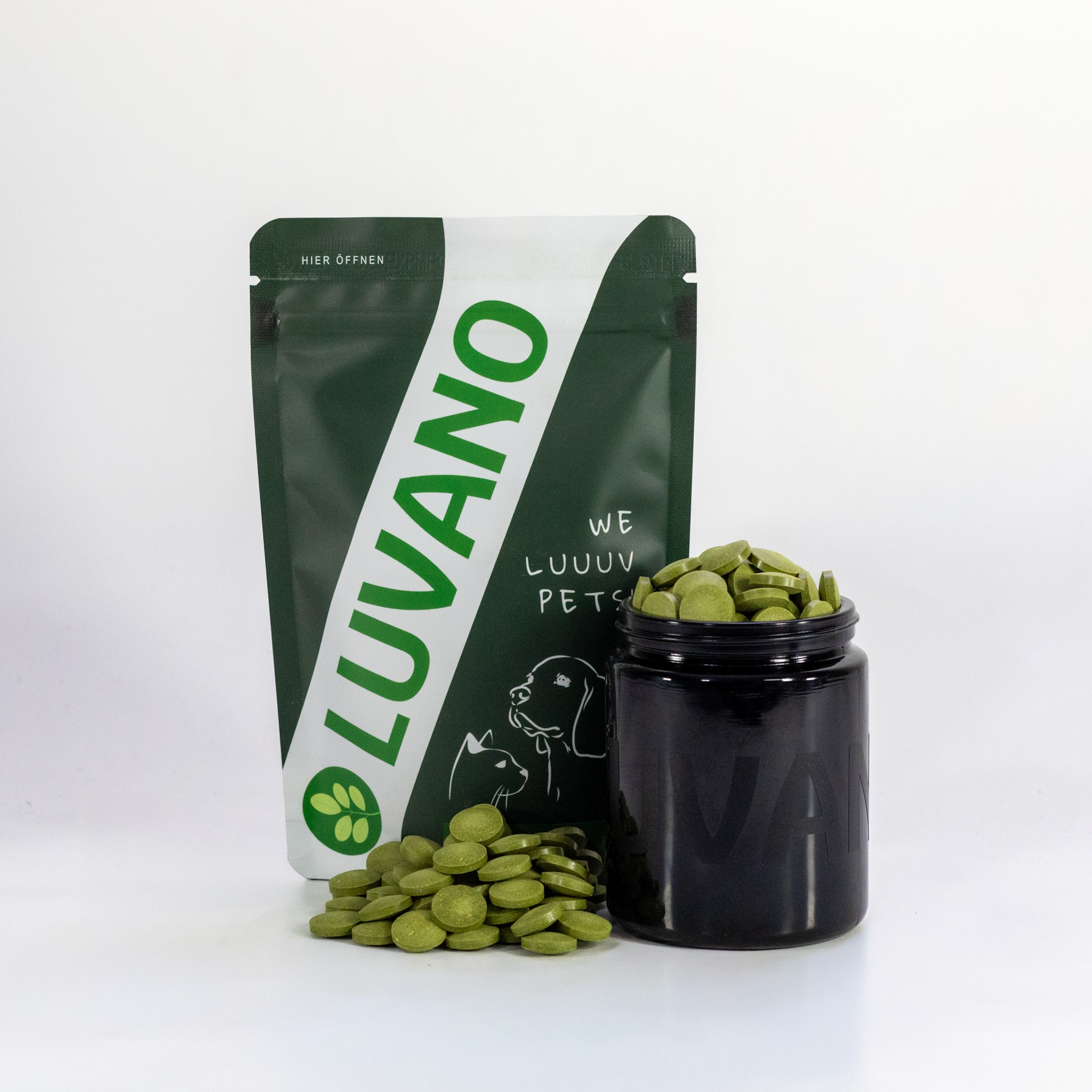 Luvano VAYNO Ergänzungsfuttermittel Tabletten für Hunde in dunklem Glas mit Standbeutel auf hellem Hintergrund