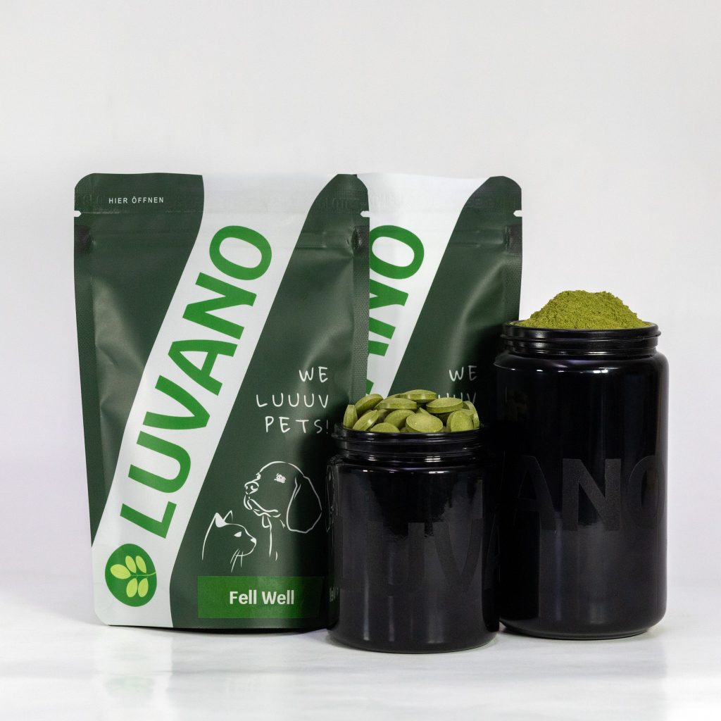 Luvano Ergänzungsfuttermittel für Hunde in Pouchverpackung sowie im Glas mit Pulver und Tabletten auf weißem Hintergrund