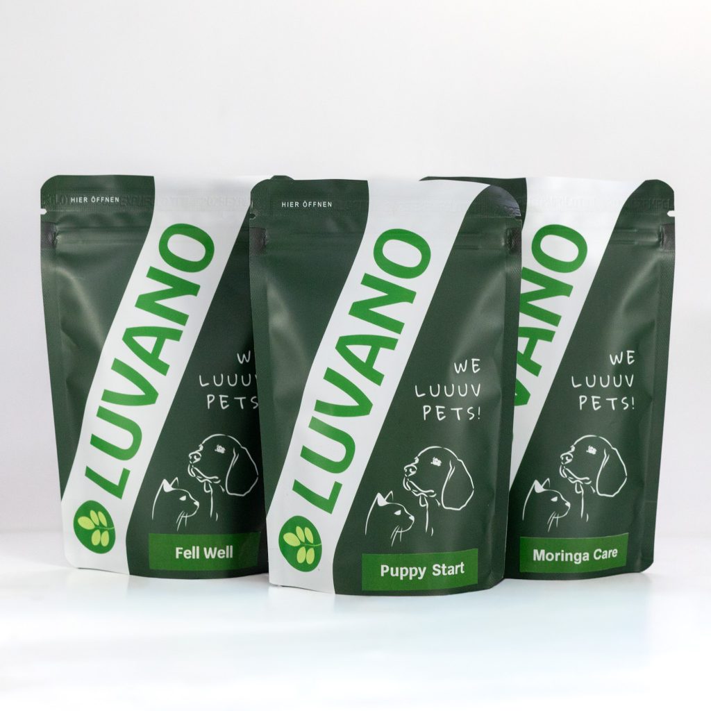 Drei grüne Luvano Pouchbags mit Ergänzungsfuttermitteln für Hunde in verschiedenen Varianten auf weißem Hintergrund