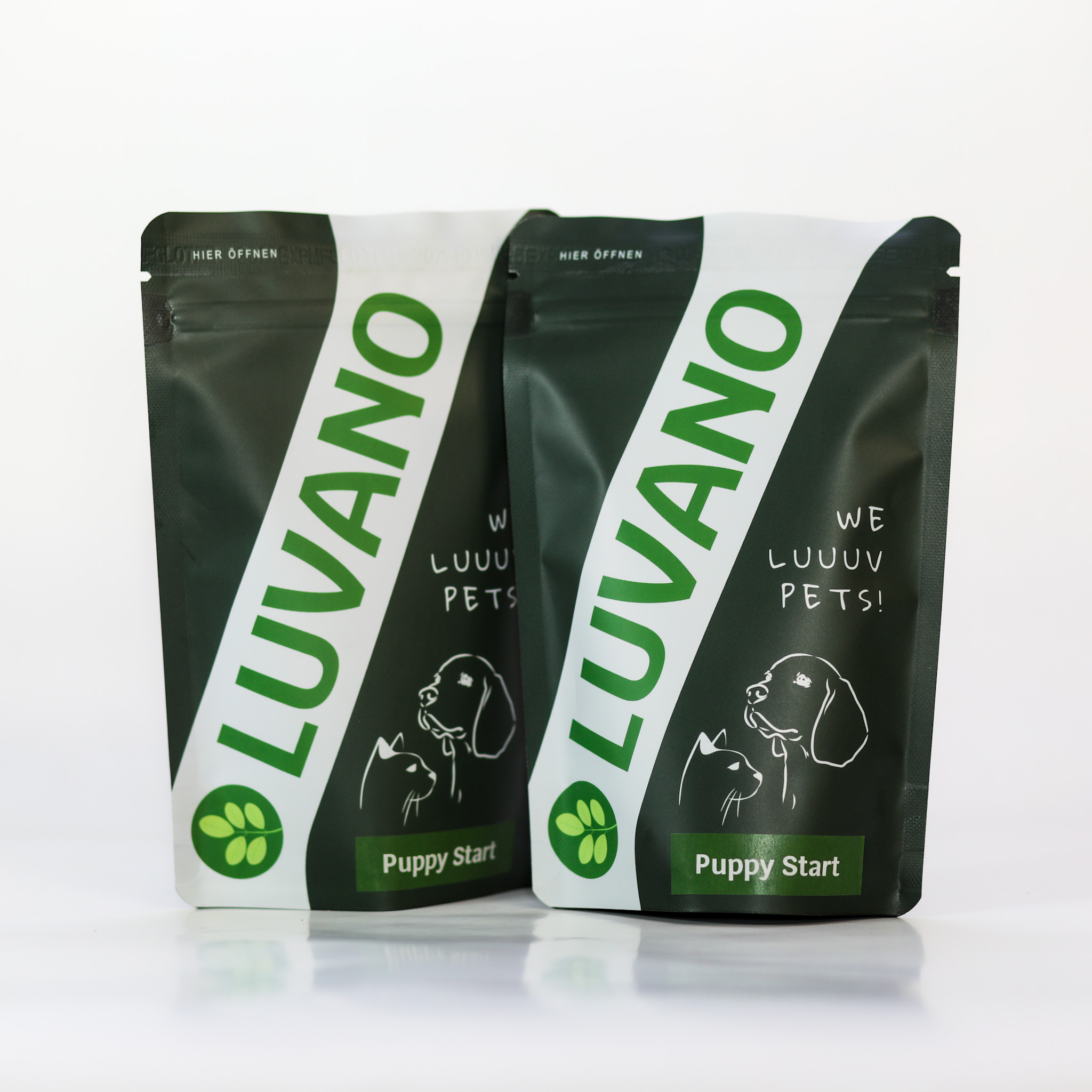 Zwei Standbeutel Luvano Puppy Start Pulver für Welpen vor hellem Hintergrund