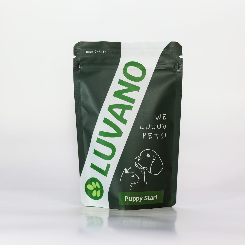 Luvano Puppy Start Pulver für Welpen im Standbeutel vor hellem Hintergrund