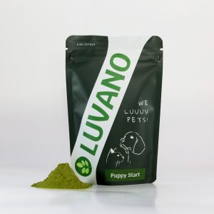 Luvano Puppy Start Pulver für Welpen mit Standbeutel und grünem Pulver vor hellem Hintergrund
