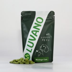 Luvano VAYNO Moringa Care Tabletten für Hunde mit Standbeutel und Tabletten vor hellem Hintergrund