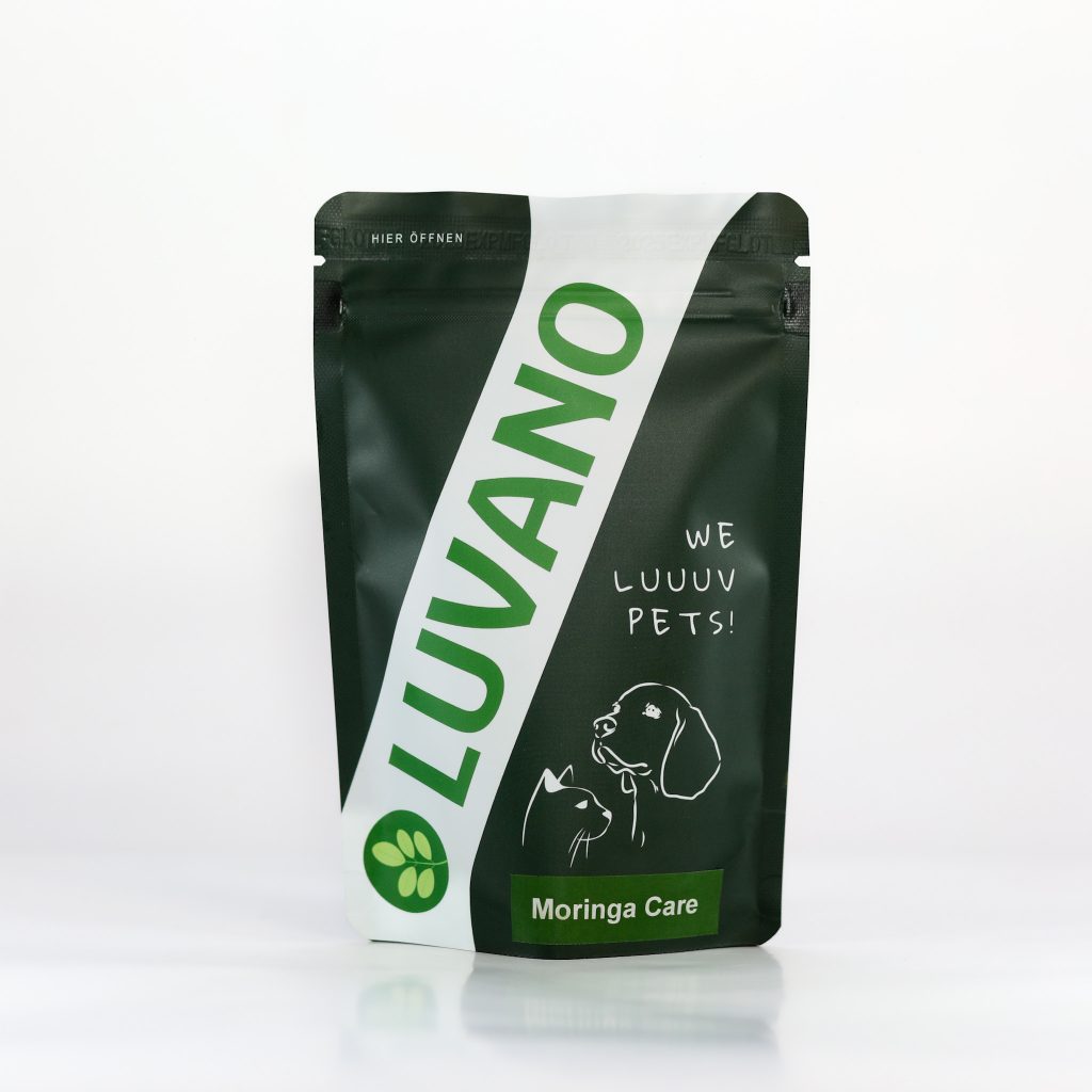 Luvano Moringa Care Pulver Standbeutel für Hunde vor hellem Hintergrund