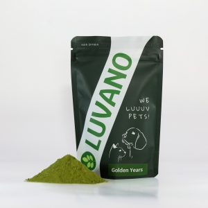 Luvano Golden Years Tabletten für ältere Hunde im Standbeutel, mit grünem Pulver als dekorative Darstellung