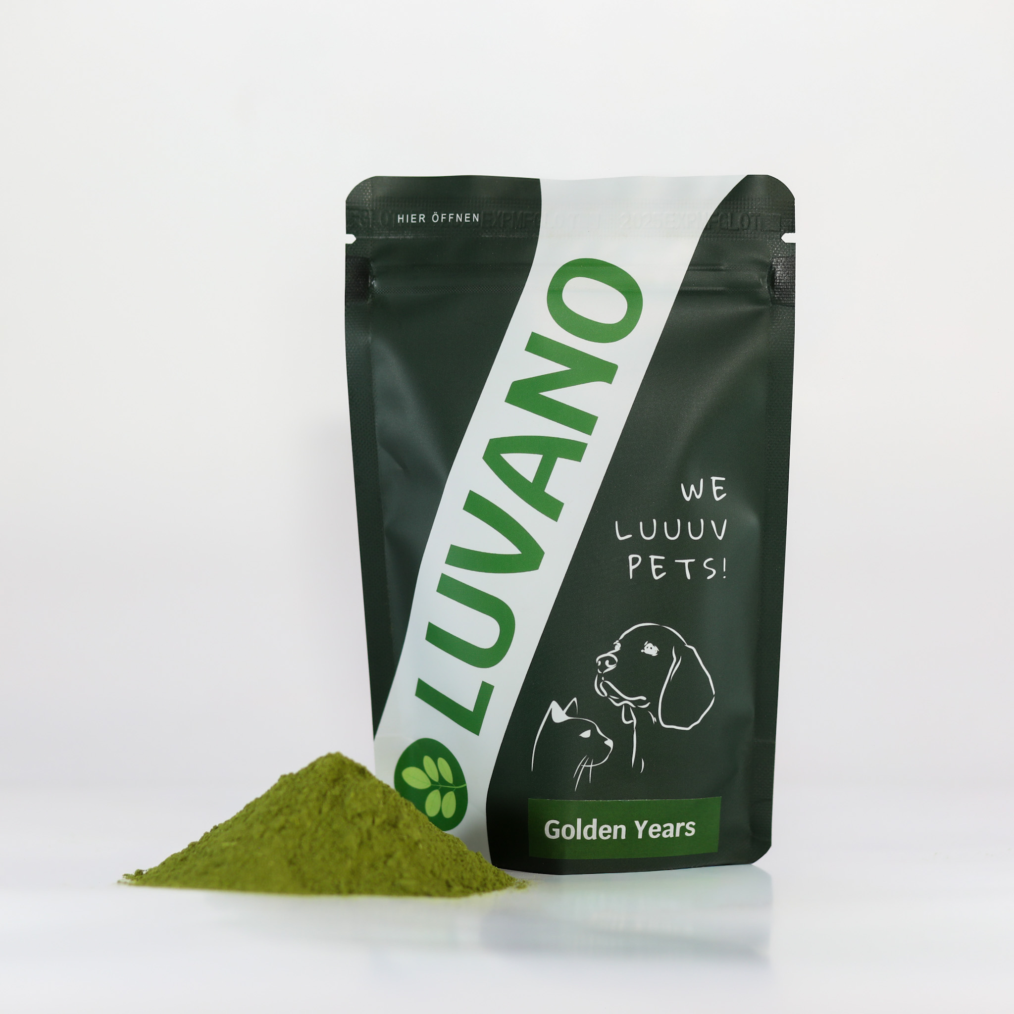 Luvano Golden Years Tabletten für ältere Hunde im Standbeutel, mit grünem Pulver als dekorative Darstellung