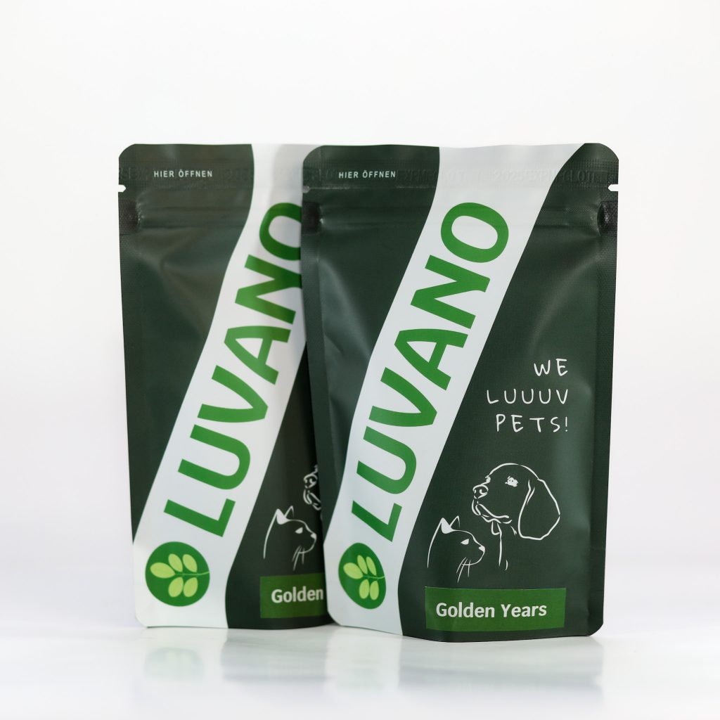 Zwei Luvano Golden Years Tablettenprodukte für ältere Hunde in nachhaltiger Standbeutel-Verpackung