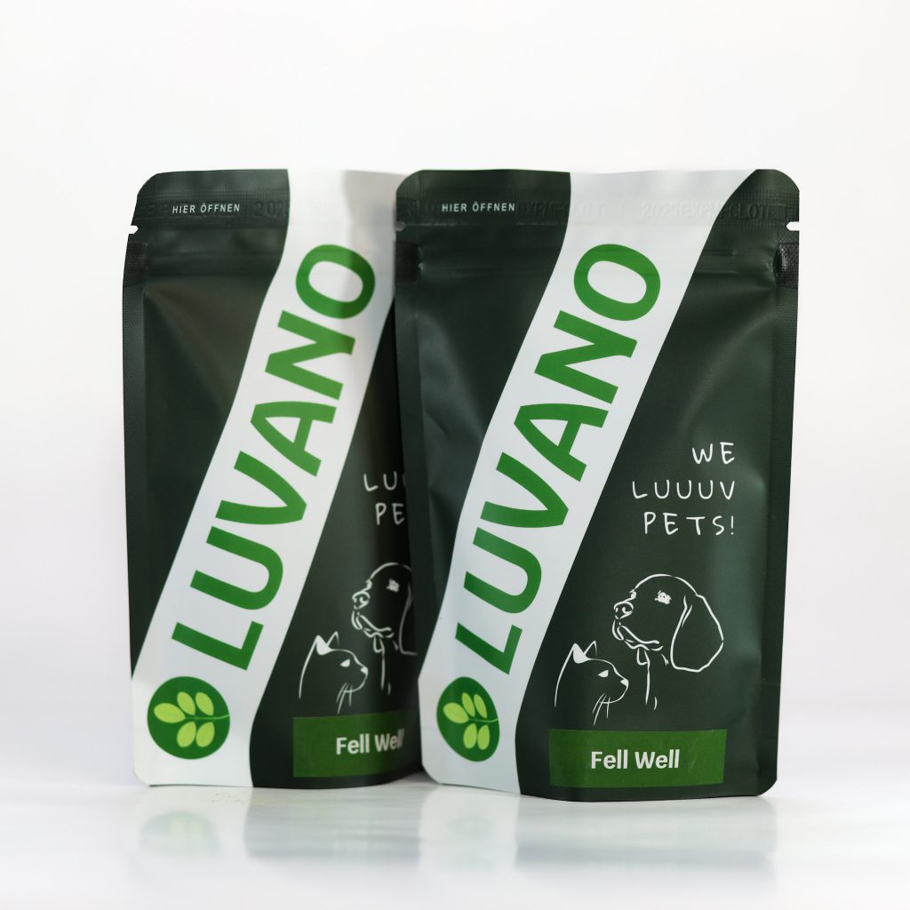 Zwei Luvano Fell Well Pulver Standbeutel für Hunde nebeneinander