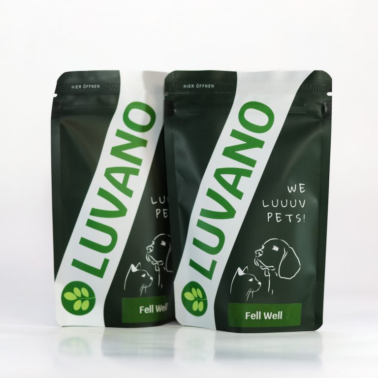 Zwei Luvano Fell Well Pulver Standbeutel für Hunde nebeneinander