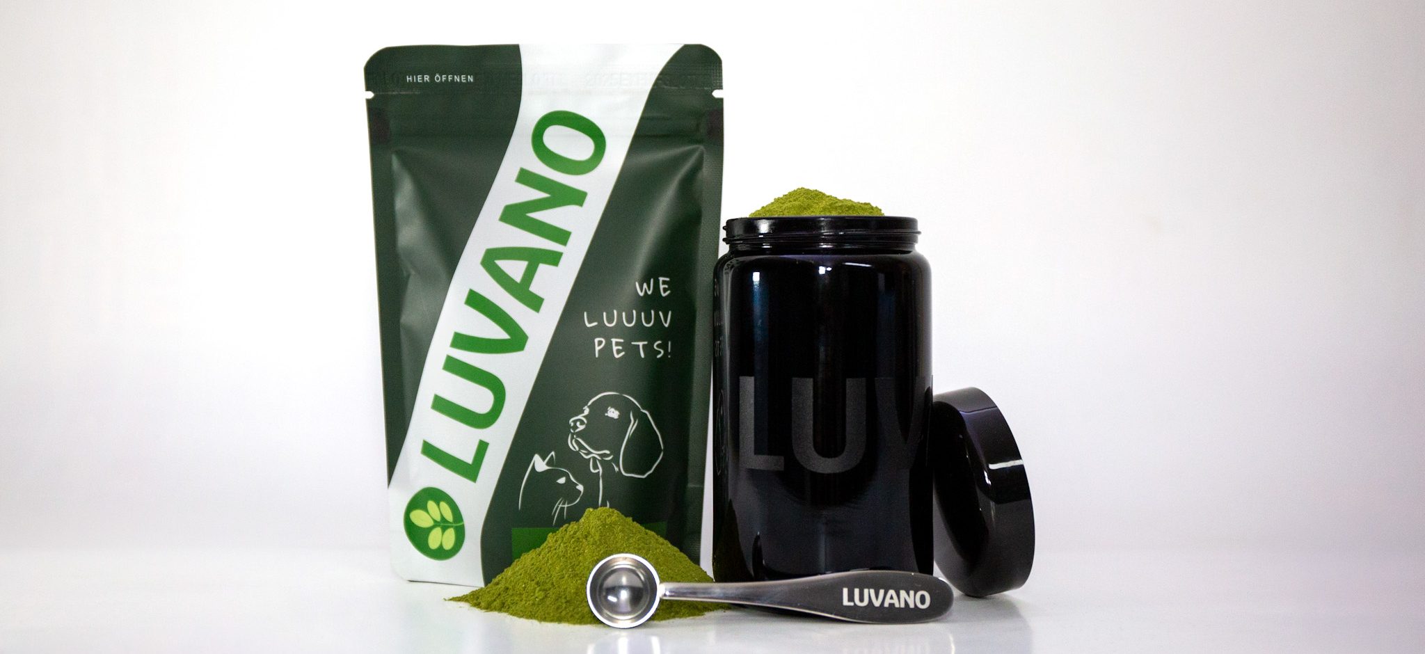 Grüner Luvano Pouchbag mit Ergänzungsfuttermittel für Hunde, schwarzer Violettglasbehälter mit Pulver und Dosierlöffel
