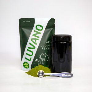 Grüner Luvano Pouchbag mit Ergänzungsfuttermittel für Hunde, schwarzer Violettglasbehälter, grünes Pulver und Dosierlöffel