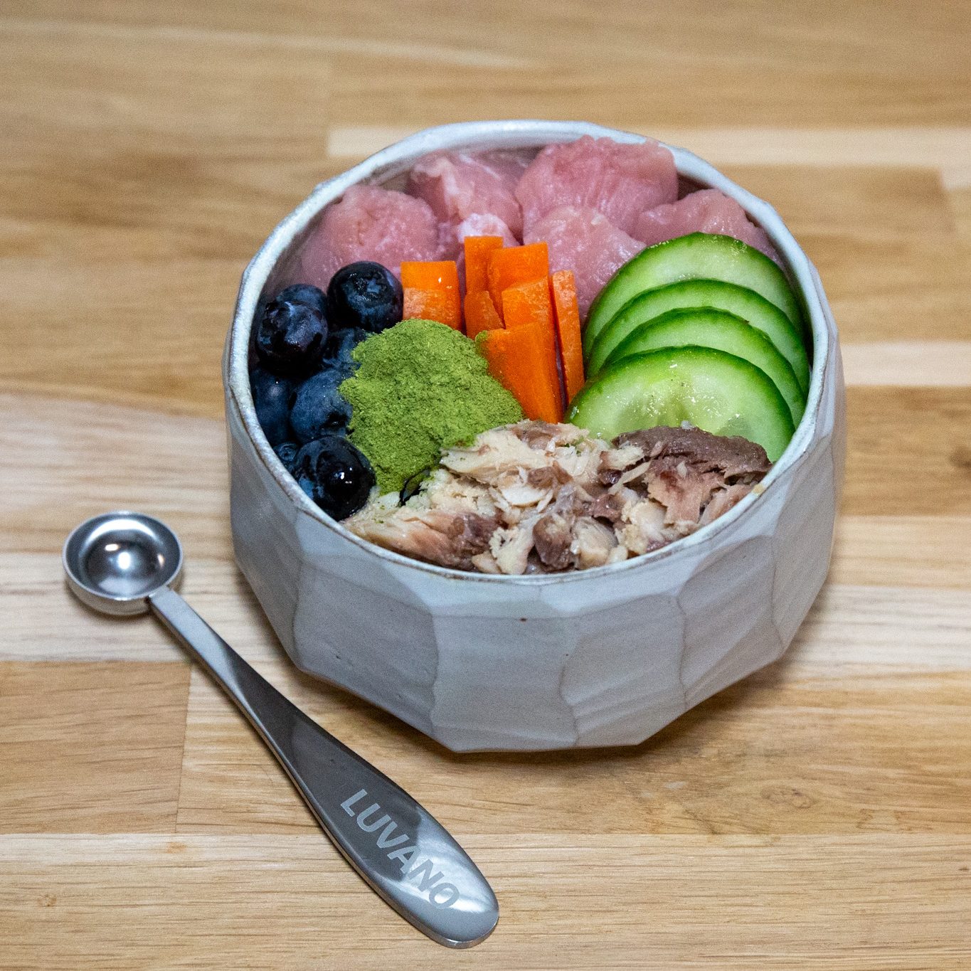 BARF-Hundenapf mit frischem Fleisch, Gemüse und Moringa-Pulver von Luvano